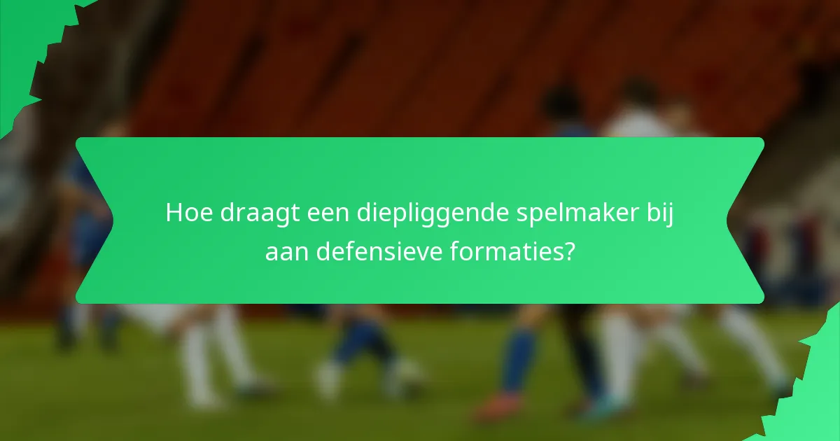 Hoe draagt een diepliggende spelmaker bij aan defensieve formaties?